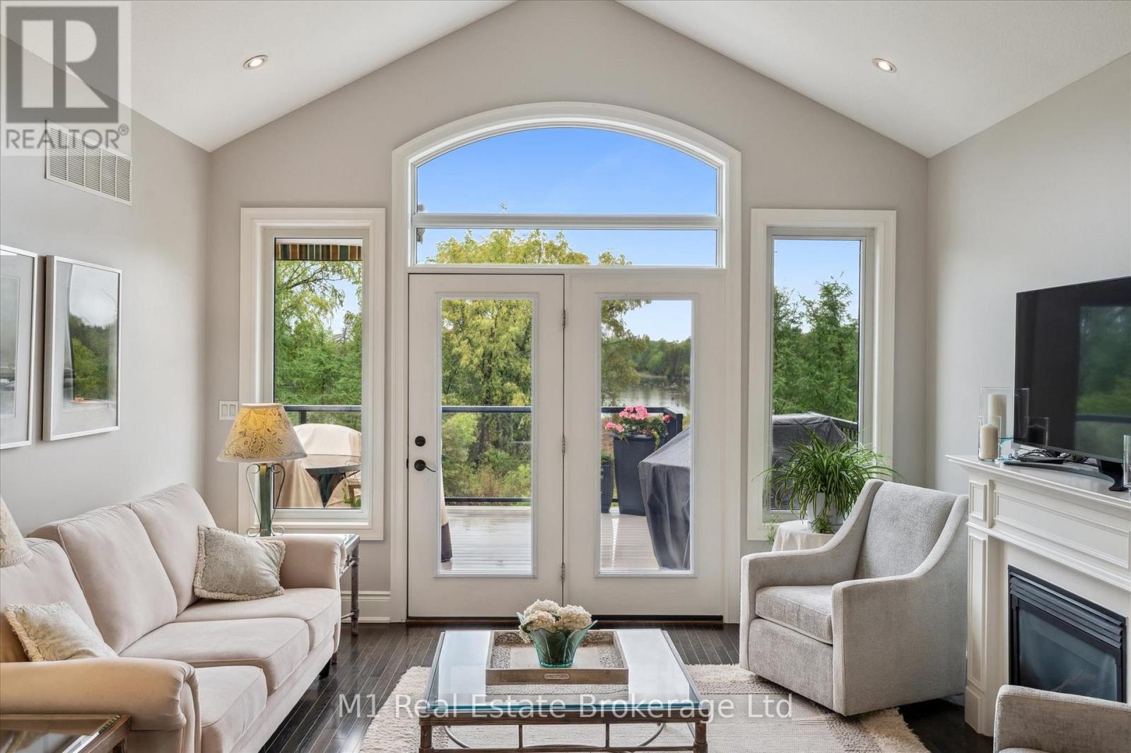 94 Aberfoyle Mill Crescent, Puslinch (Aberfoyle), ON - Indoor Photo Showing Living Room