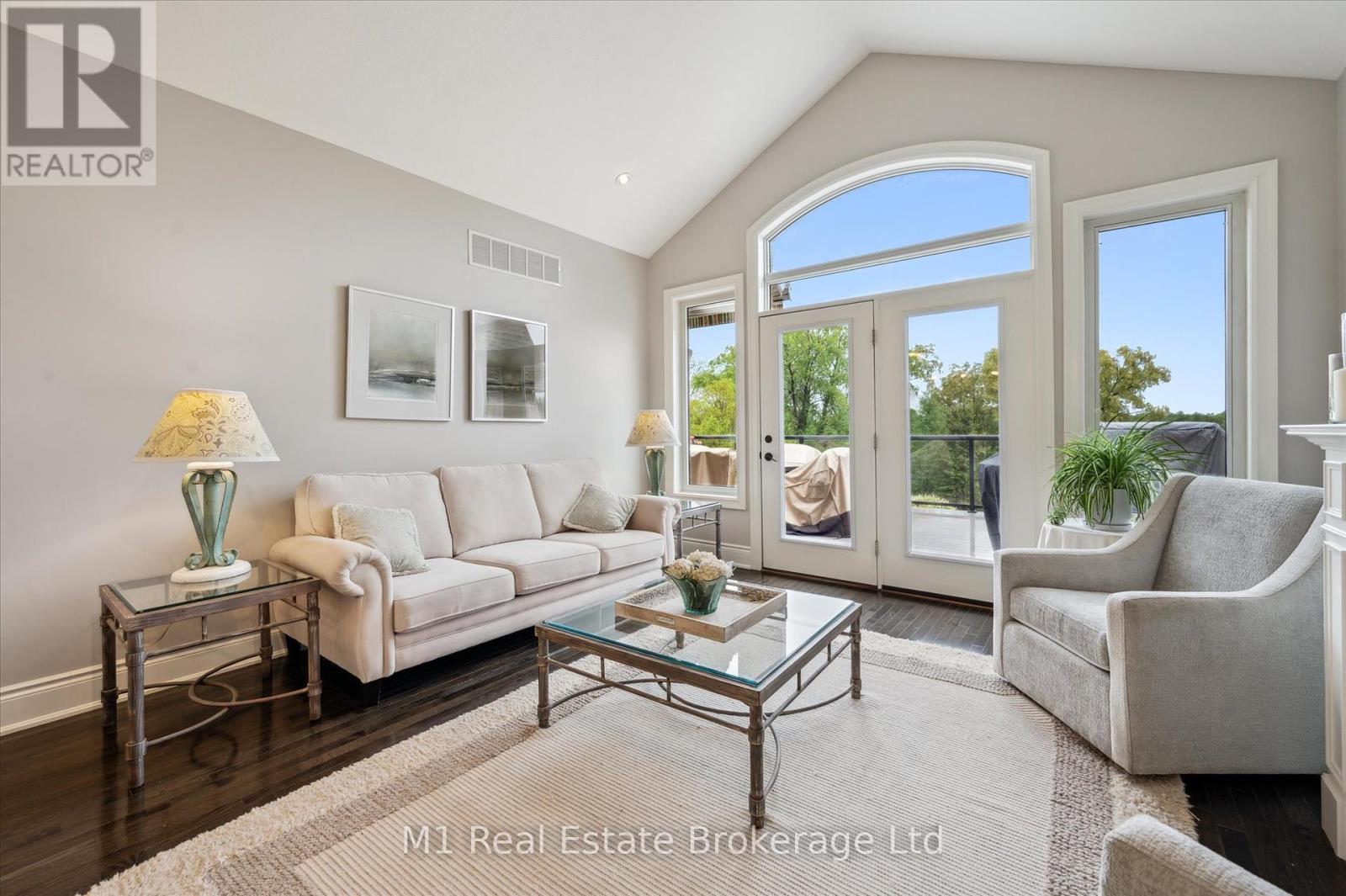 94 Aberfoyle Mill Crescent, Puslinch (Aberfoyle), ON - Indoor Photo Showing Living Room
