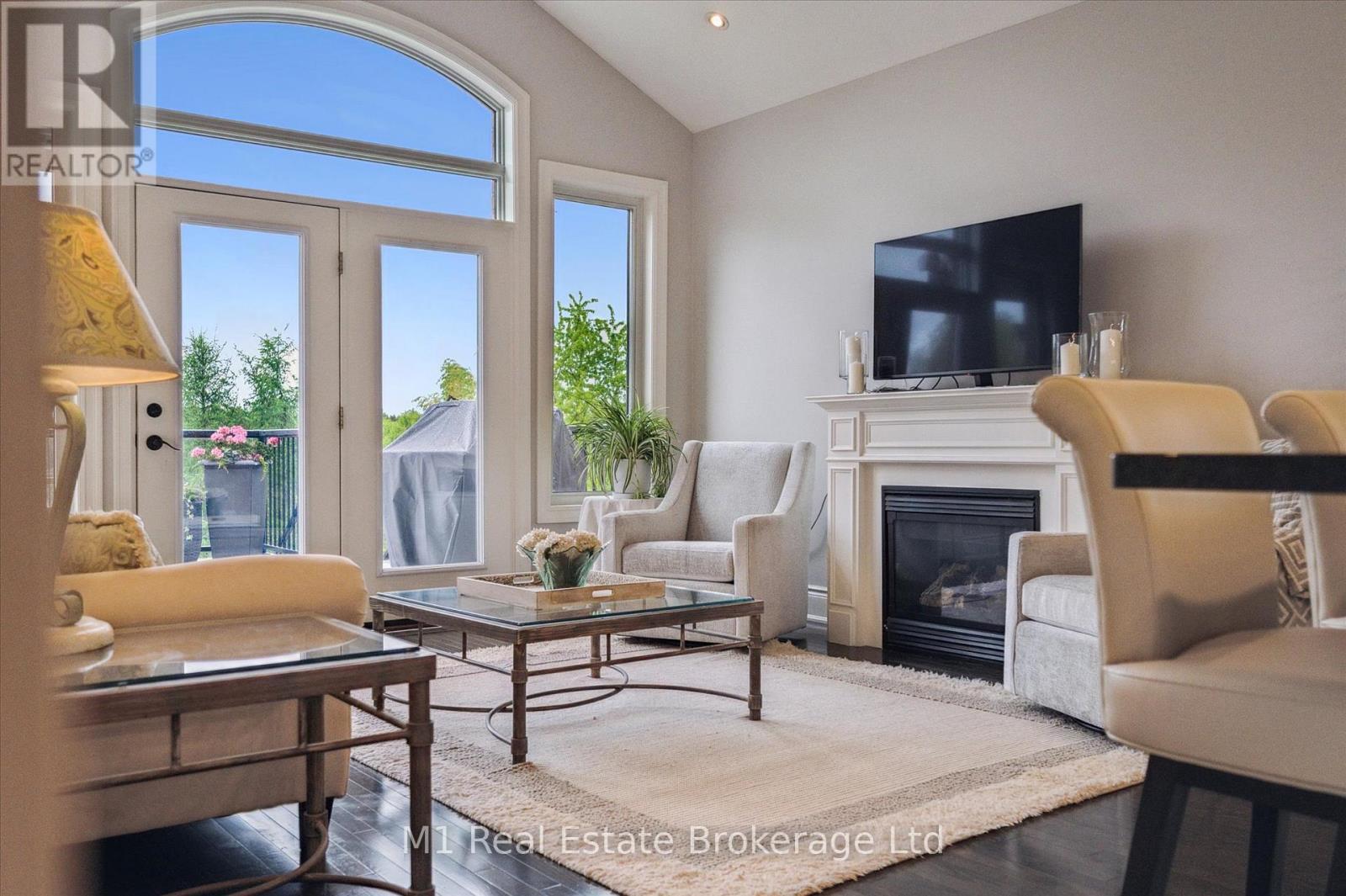 94 Aberfoyle Mill Crescent, Puslinch (Aberfoyle), ON - Indoor Photo Showing Living Room With Fireplace
