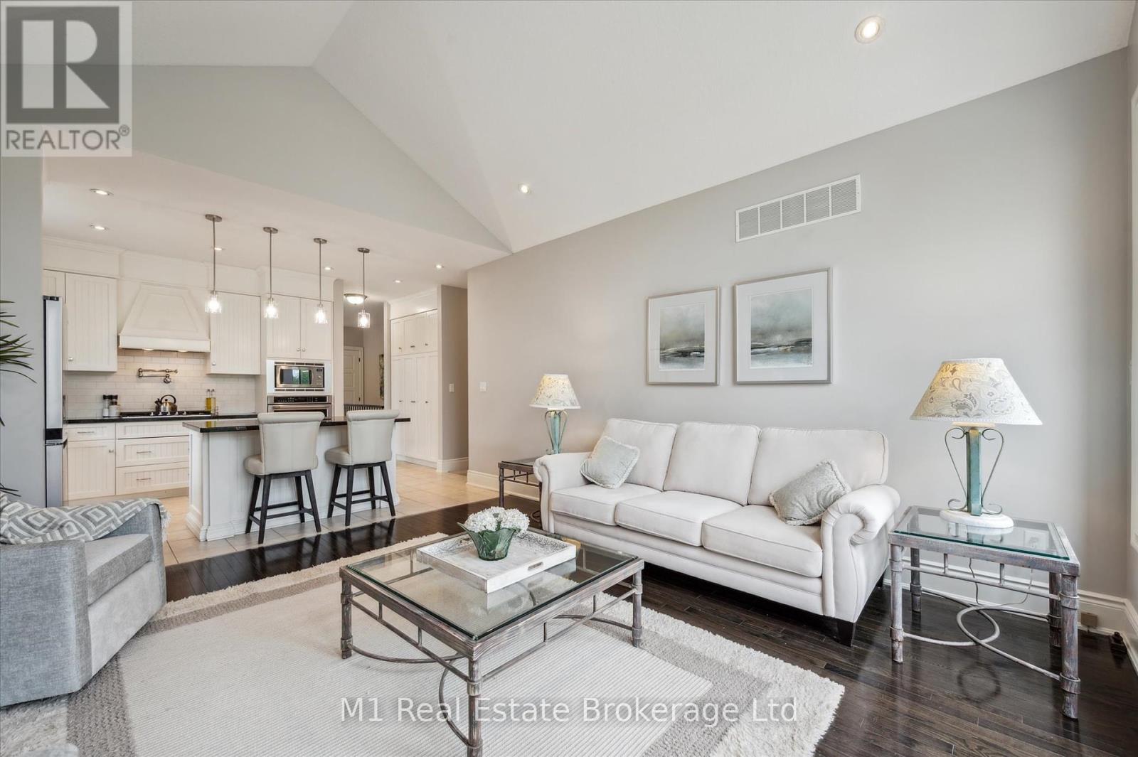 94 Aberfoyle Mill Crescent, Puslinch (Aberfoyle), ON - Indoor Photo Showing Living Room