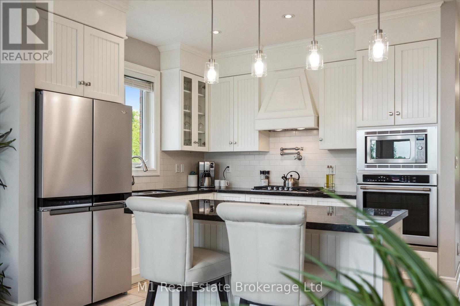 94 Aberfoyle Mill Crescent, Puslinch (Aberfoyle), ON - Indoor Photo Showing Kitchen With Upgraded Kitchen