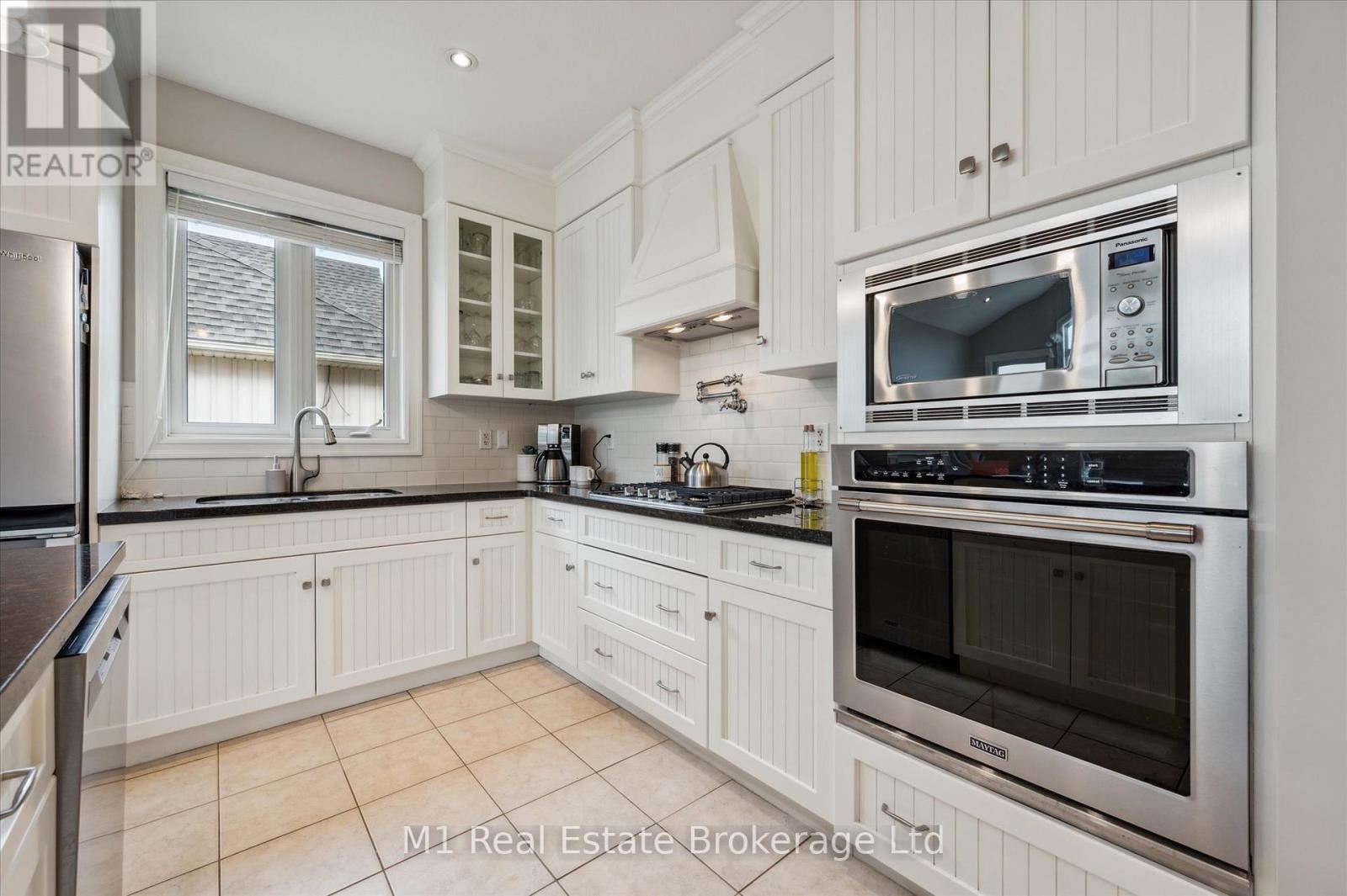 94 Aberfoyle Mill Crescent, Puslinch (Aberfoyle), ON - Indoor Photo Showing Kitchen