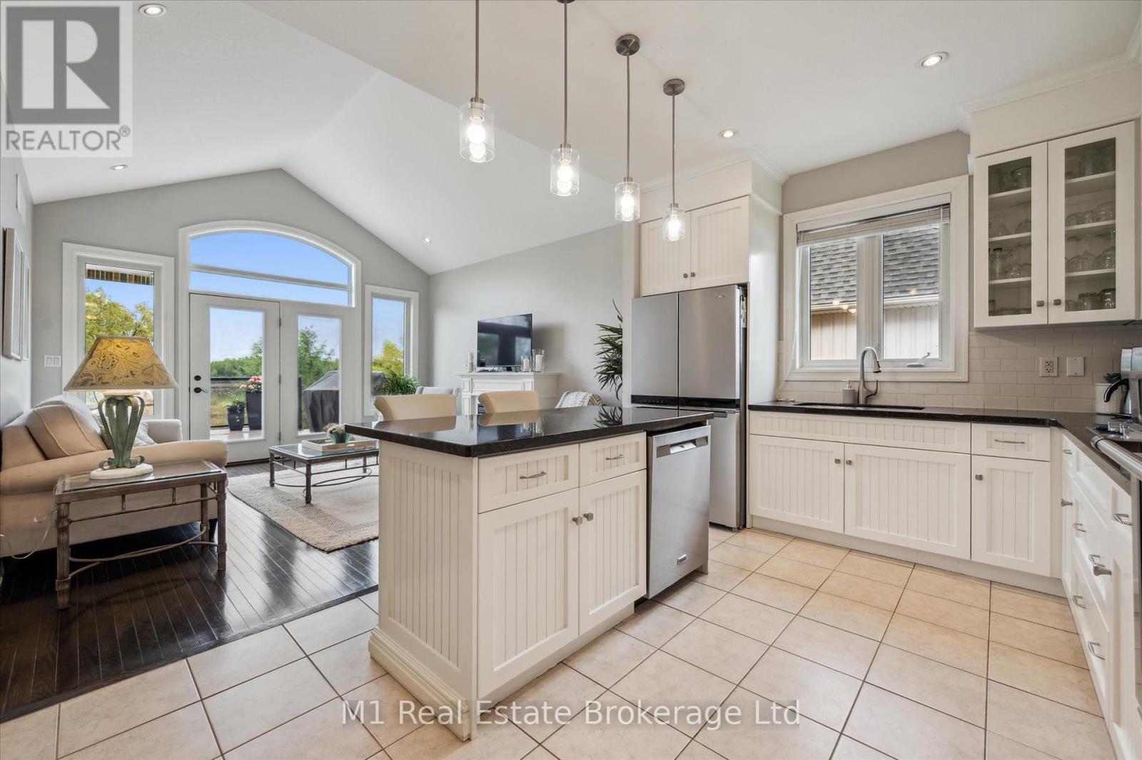 94 Aberfoyle Mill Crescent, Puslinch (Aberfoyle), ON - Indoor Photo Showing Kitchen With Upgraded Kitchen
