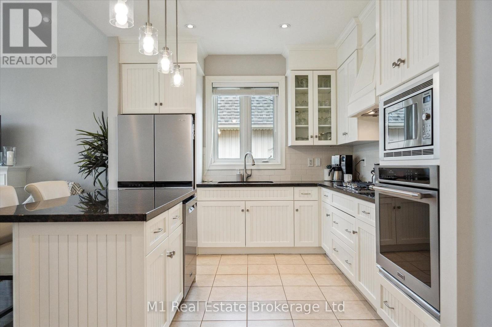 94 Aberfoyle Mill Crescent, Puslinch (Aberfoyle), ON - Indoor Photo Showing Kitchen