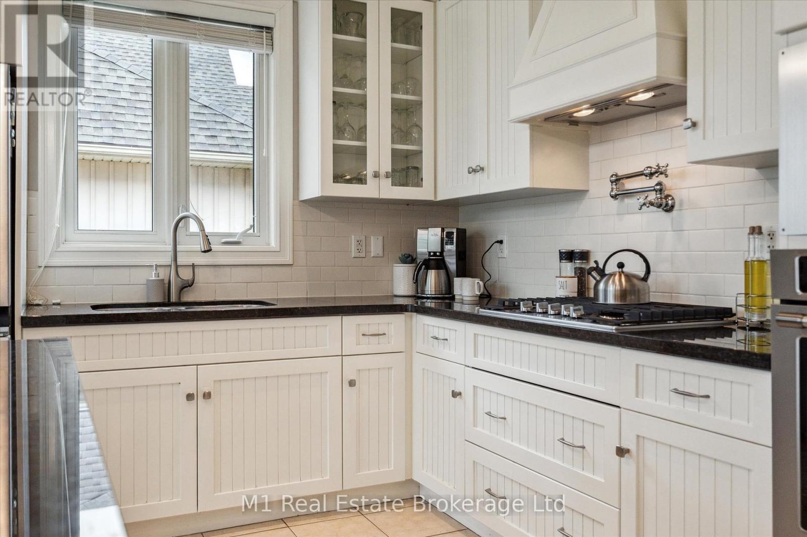 94 Aberfoyle Mill Crescent, Puslinch (Aberfoyle), ON - Indoor Photo Showing Kitchen With Double Sink With Upgraded Kitchen