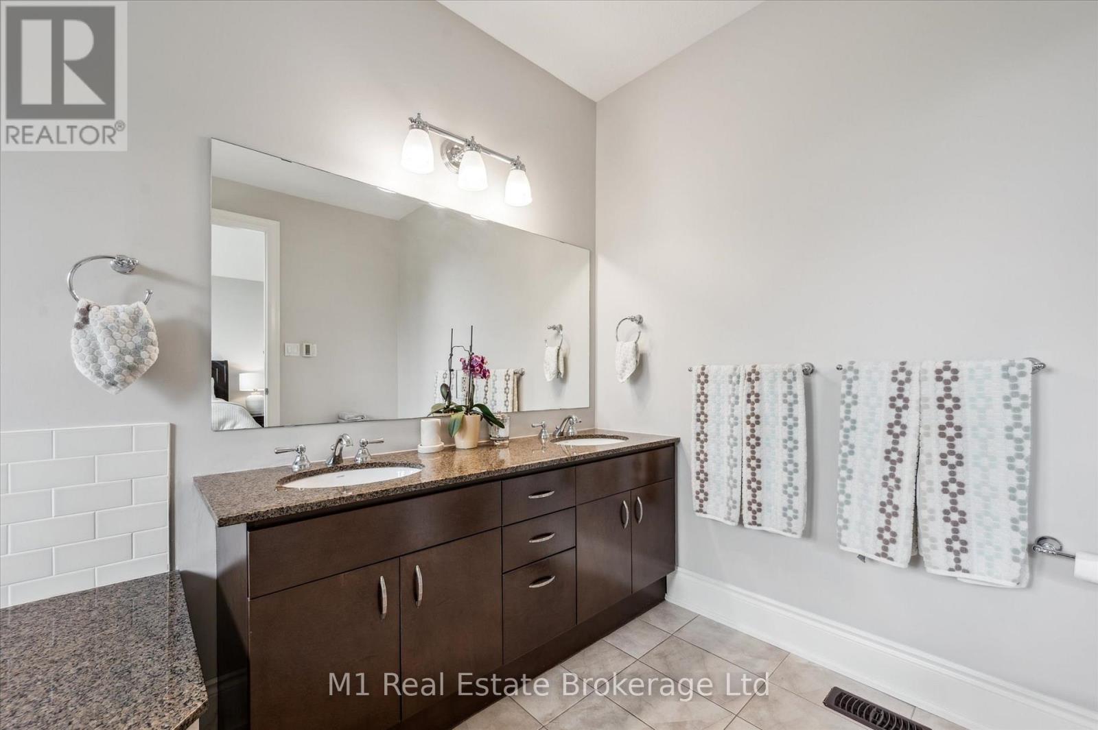 94 Aberfoyle Mill Crescent, Puslinch (Aberfoyle), ON - Indoor Photo Showing Bathroom