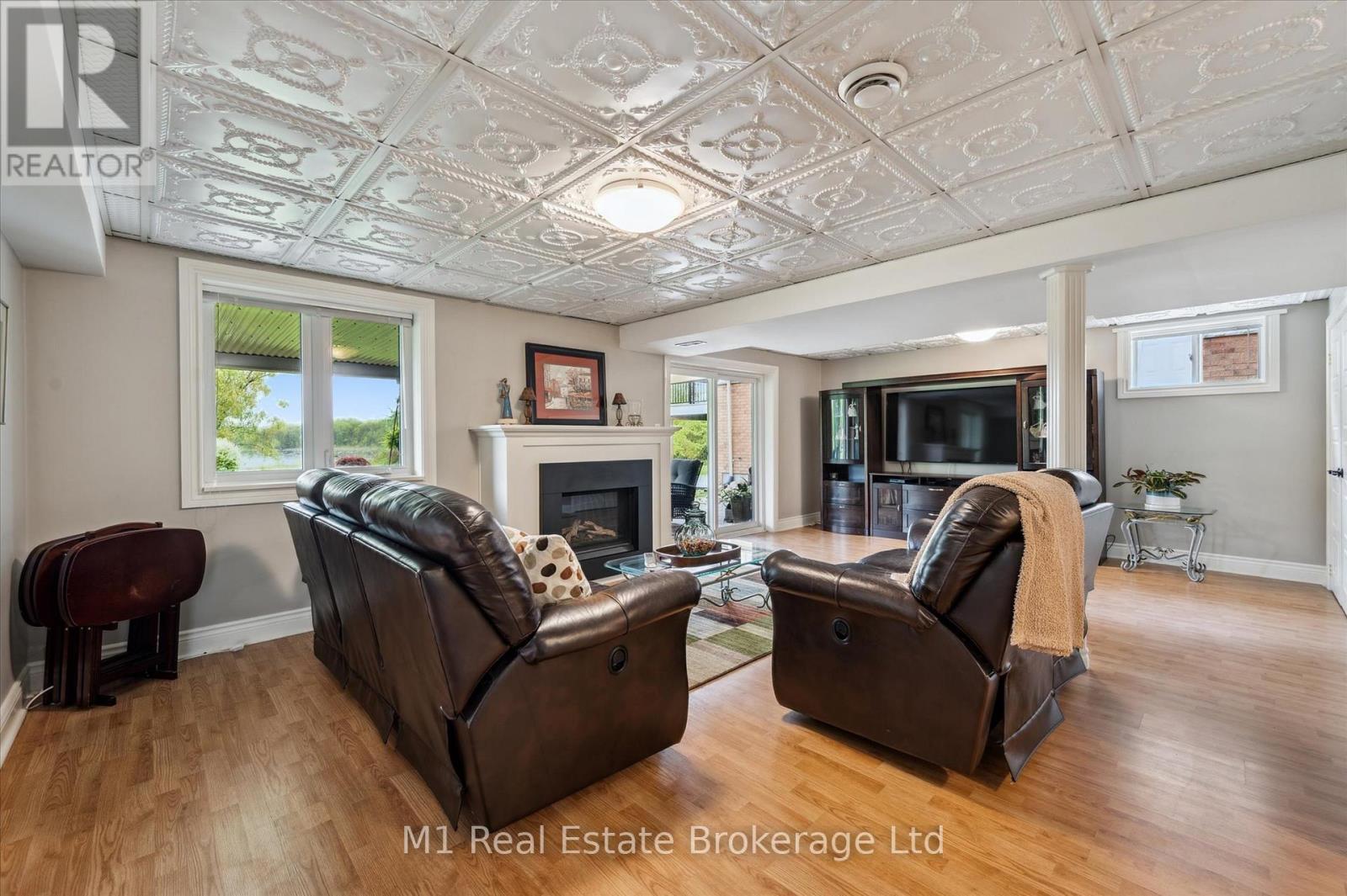 94 Aberfoyle Mill Crescent, Puslinch (Aberfoyle), ON - Indoor With Fireplace