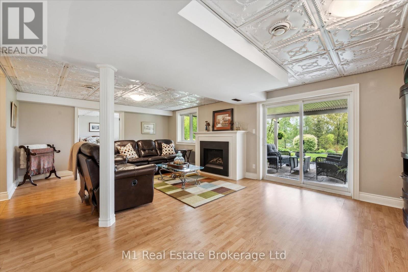 94 Aberfoyle Mill Crescent, Puslinch (Aberfoyle), ON - Indoor Photo Showing Living Room With Fireplace