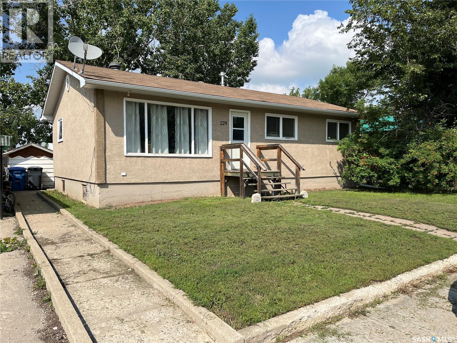 229 4Th Avenue E, Gravelbourg, SK - Outdoor