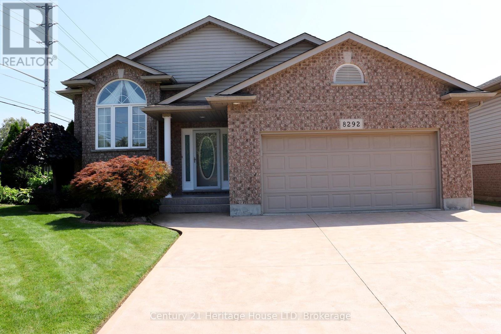 8292 Feren Drive S, Niagara Falls (Ascot), ON - Outdoor With Facade