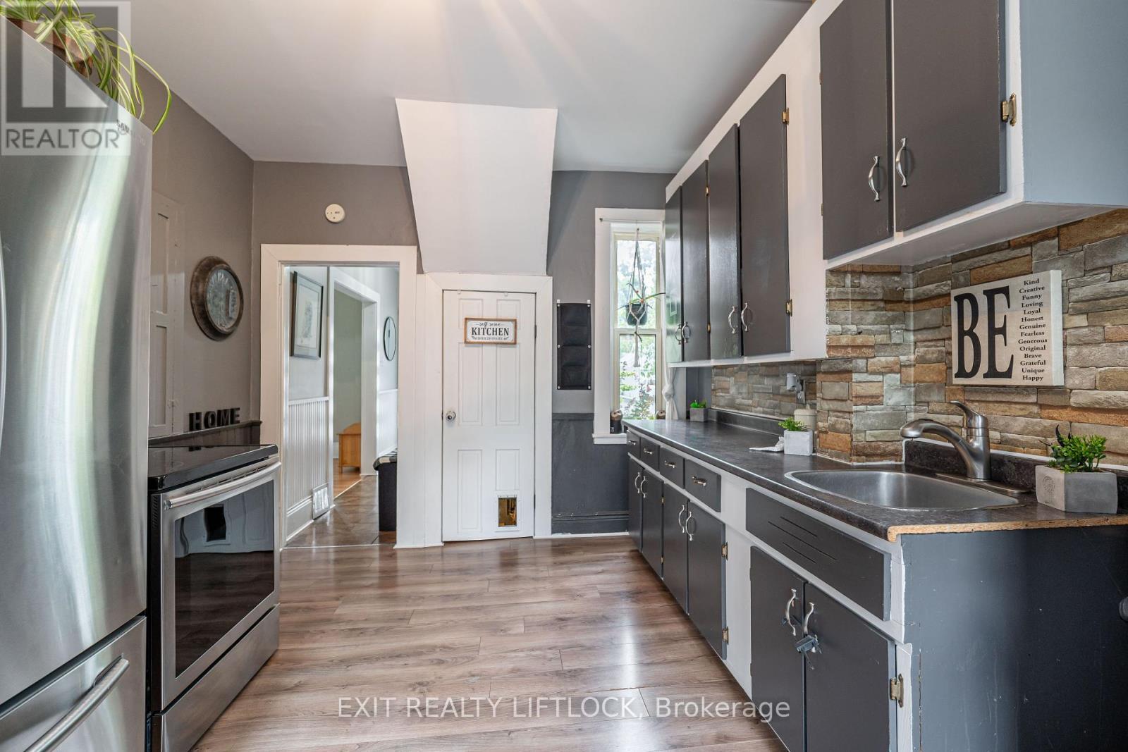 468 Cambridge Street, Peterborough (Town Ward 3), ON - Indoor Photo Showing Kitchen
