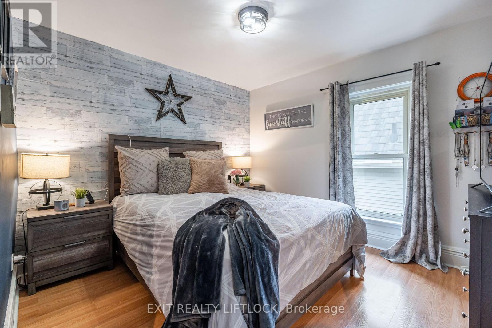 468 Cambridge Street, Peterborough (Town Ward 3), ON - Indoor Photo Showing Bedroom