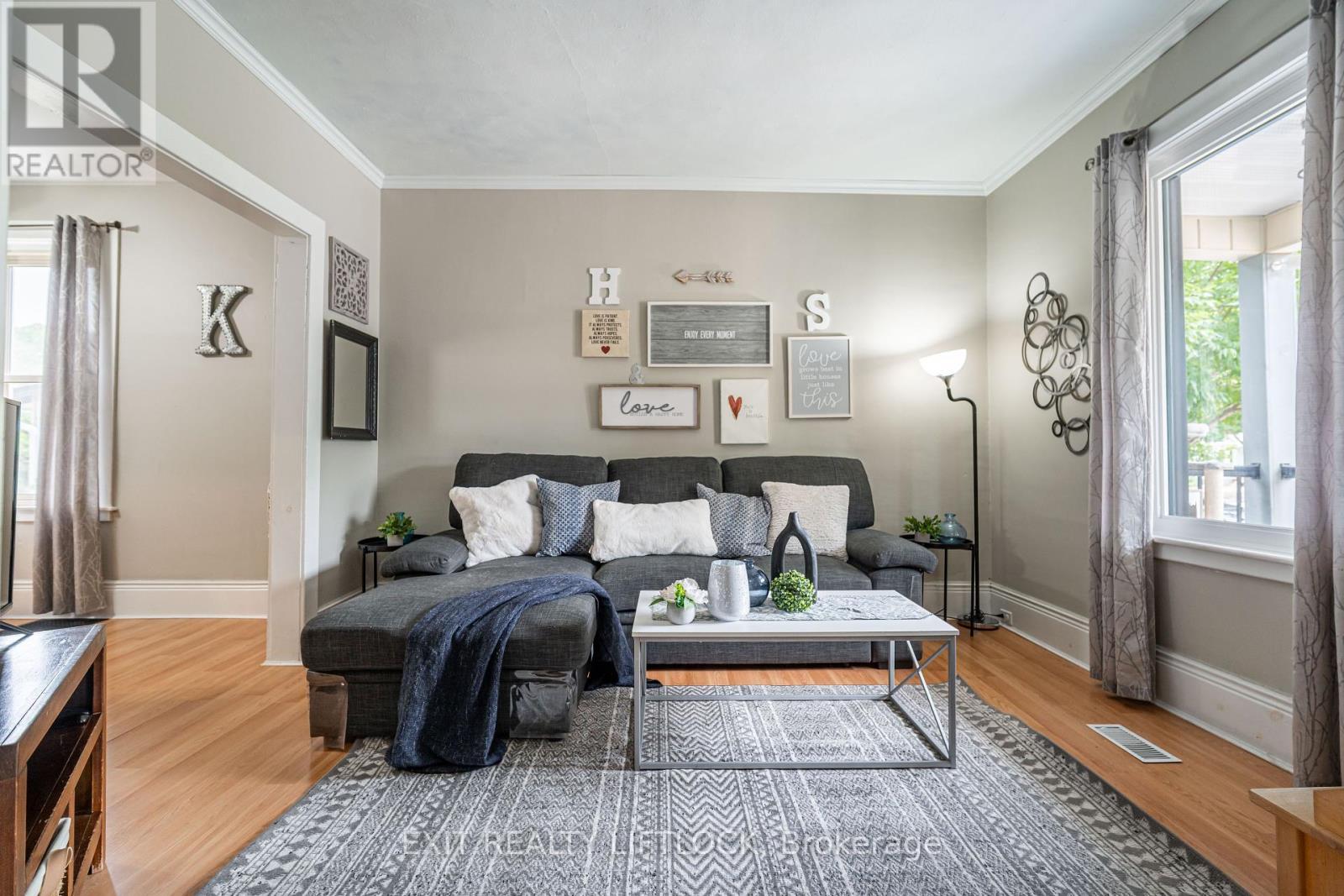 468 Cambridge Street, Peterborough (Town Ward 3), ON - Indoor Photo Showing Living Room