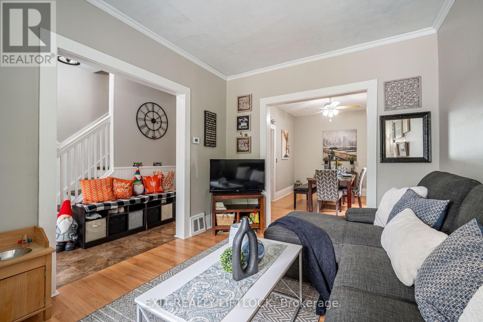 468 Cambridge Street, Peterborough (Town Ward 3), ON - Indoor Photo Showing Living Room