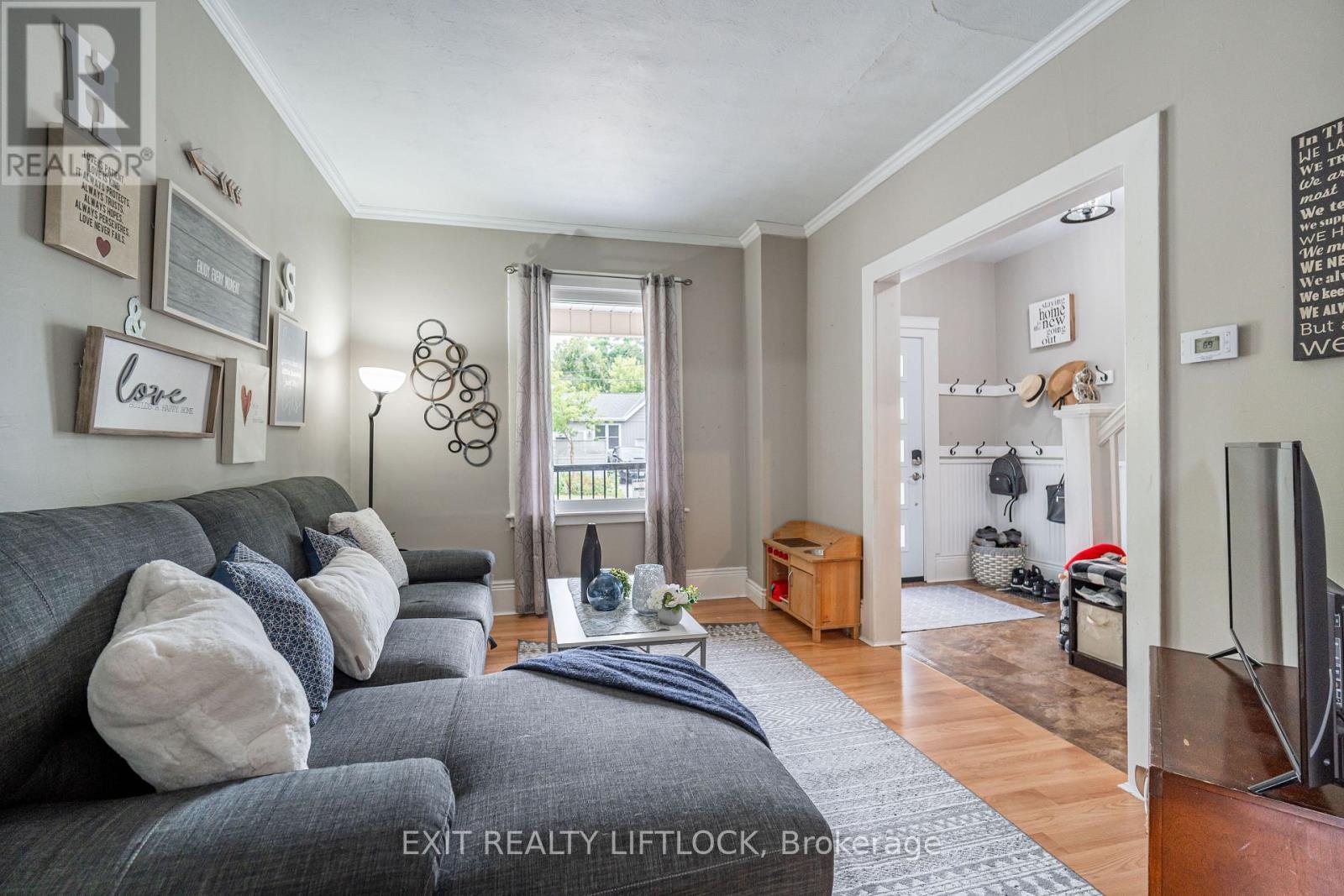 468 Cambridge Street, Peterborough (Town Ward 3), ON - Indoor Photo Showing Living Room