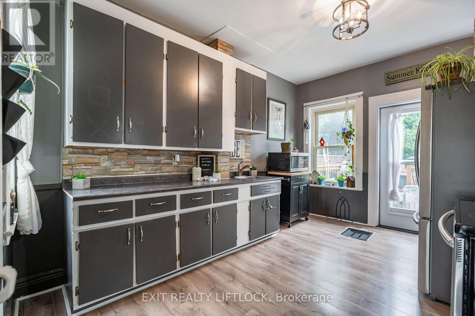 468 Cambridge Street, Peterborough (Town Ward 3), ON - Indoor Photo Showing Kitchen