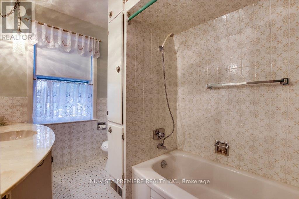 171 Sterling Street, London East (East C), ON - Indoor Photo Showing Bathroom