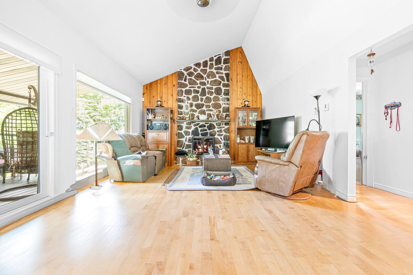 Living room - 3785 Rue Rolland, Sainte-Adèle, QC - Indoor Photo Showing Living Room