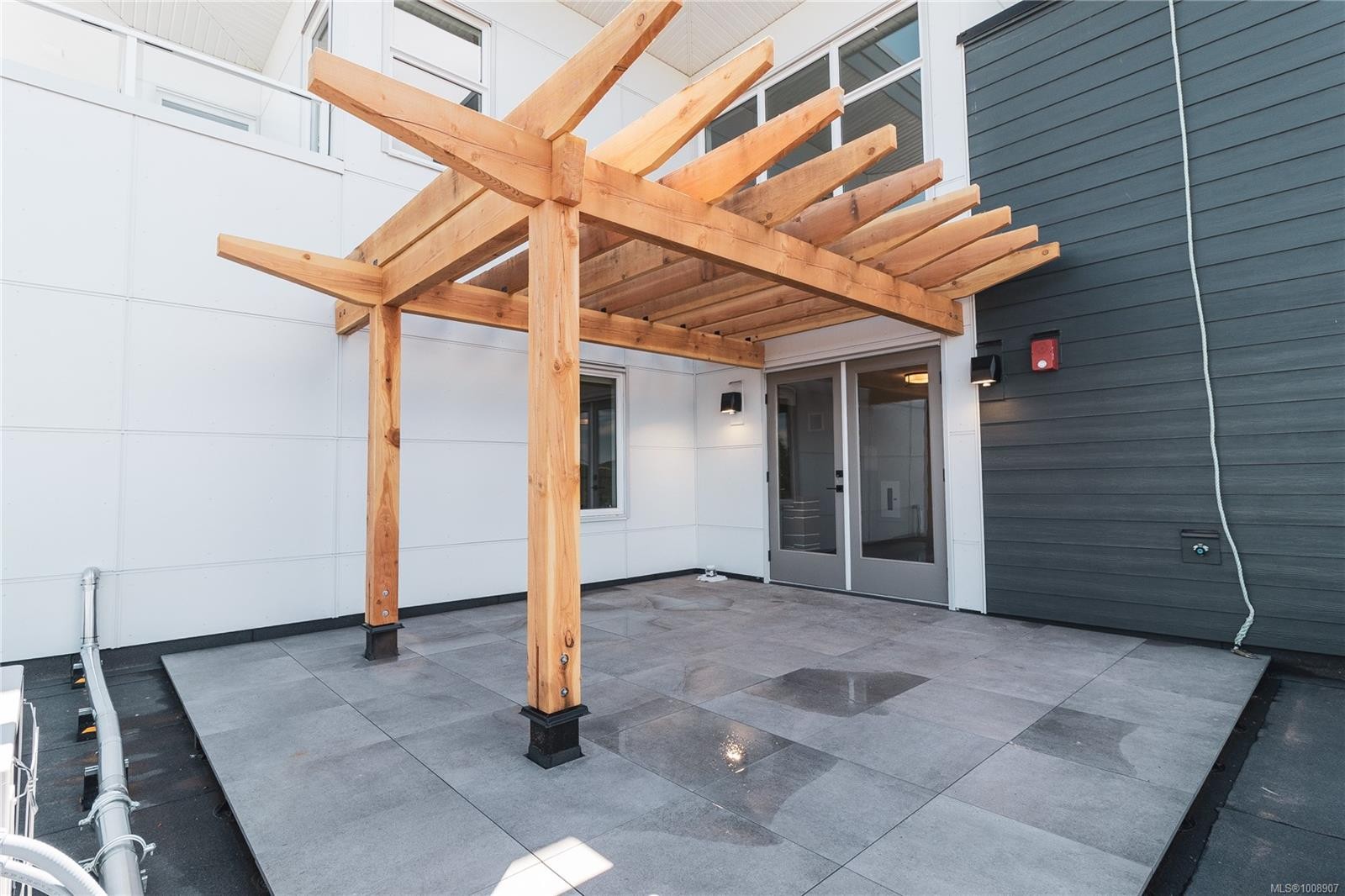 103-201 Dogwood Dr, Ladysmith, BC - Indoor Photo Showing Garage