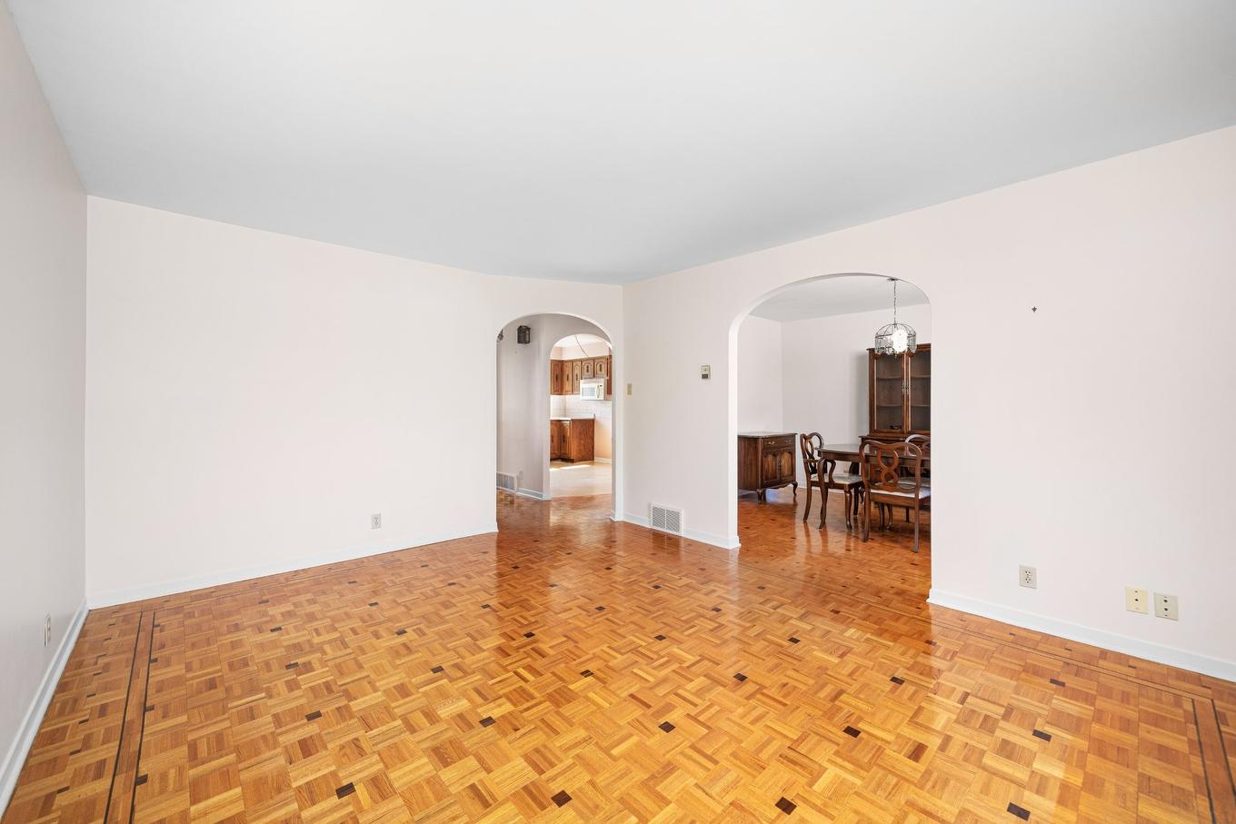 Salon - 67 Av. Broadview, Pointe-Claire, QC - Indoor Photo Showing Other Room