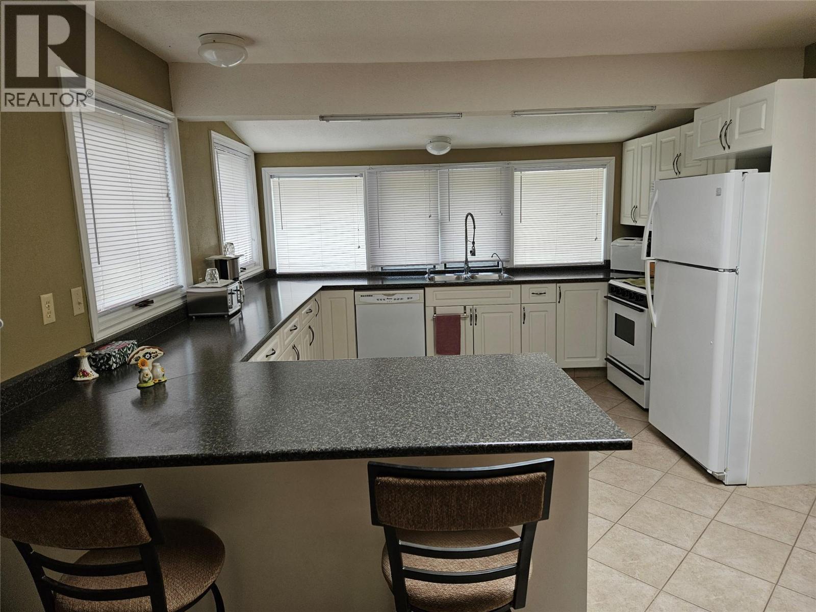 145 Mostyn Road, Arrow Park, BC - Indoor Photo Showing Kitchen