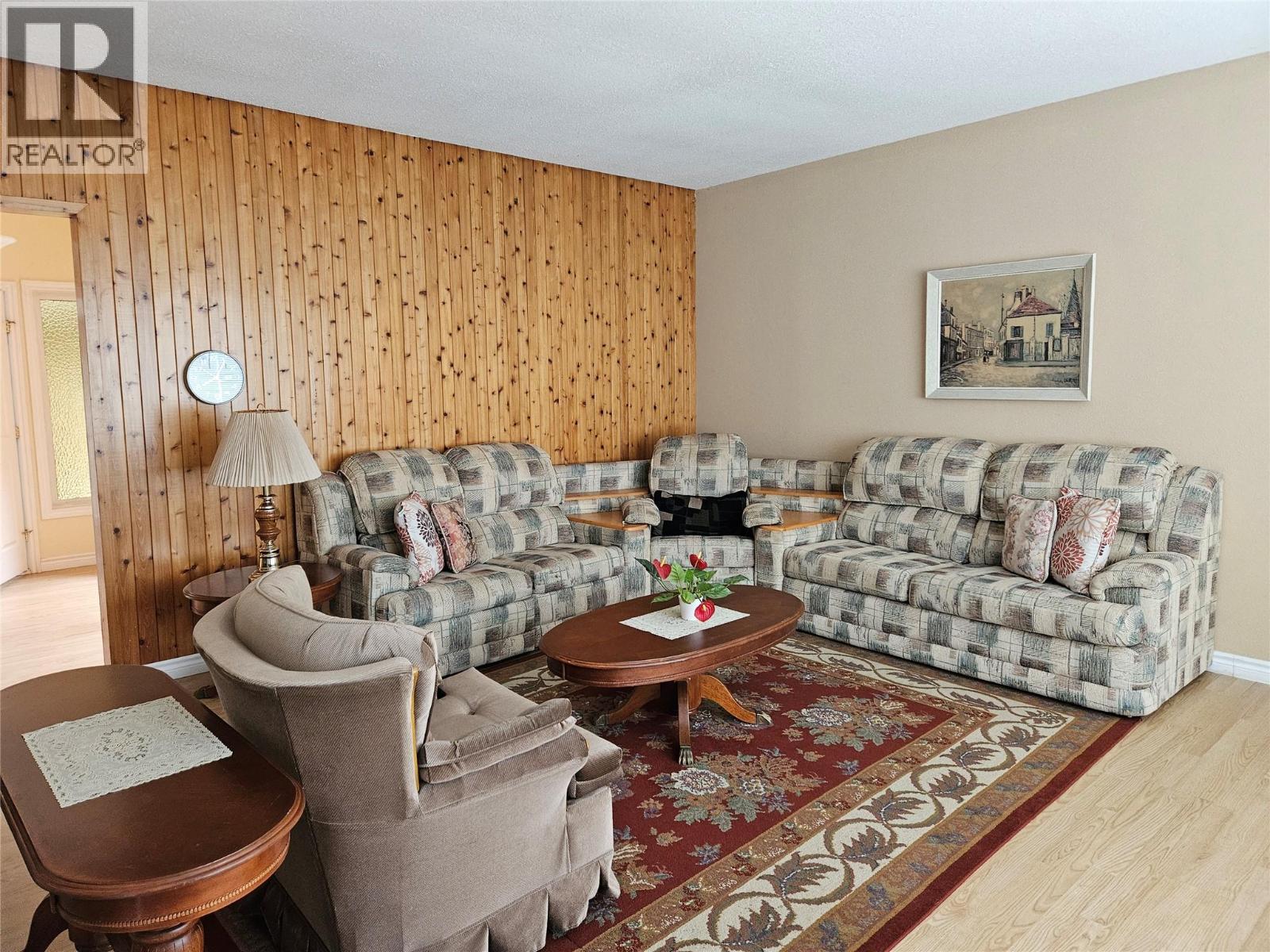 145 Mostyn Road, Arrow Park, BC - Indoor Photo Showing Living Room