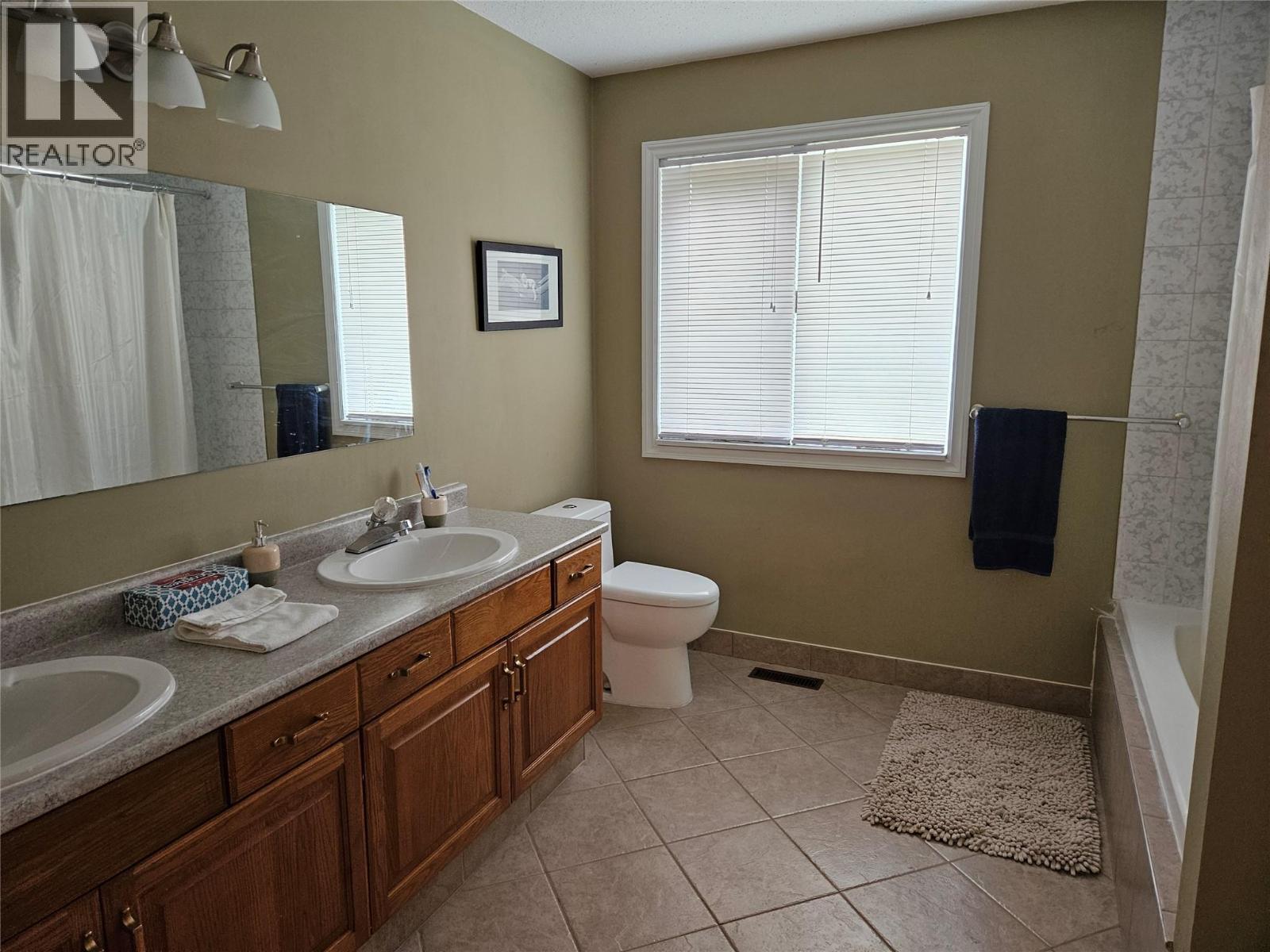 145 Mostyn Road, Arrow Park, BC - Indoor Photo Showing Bathroom