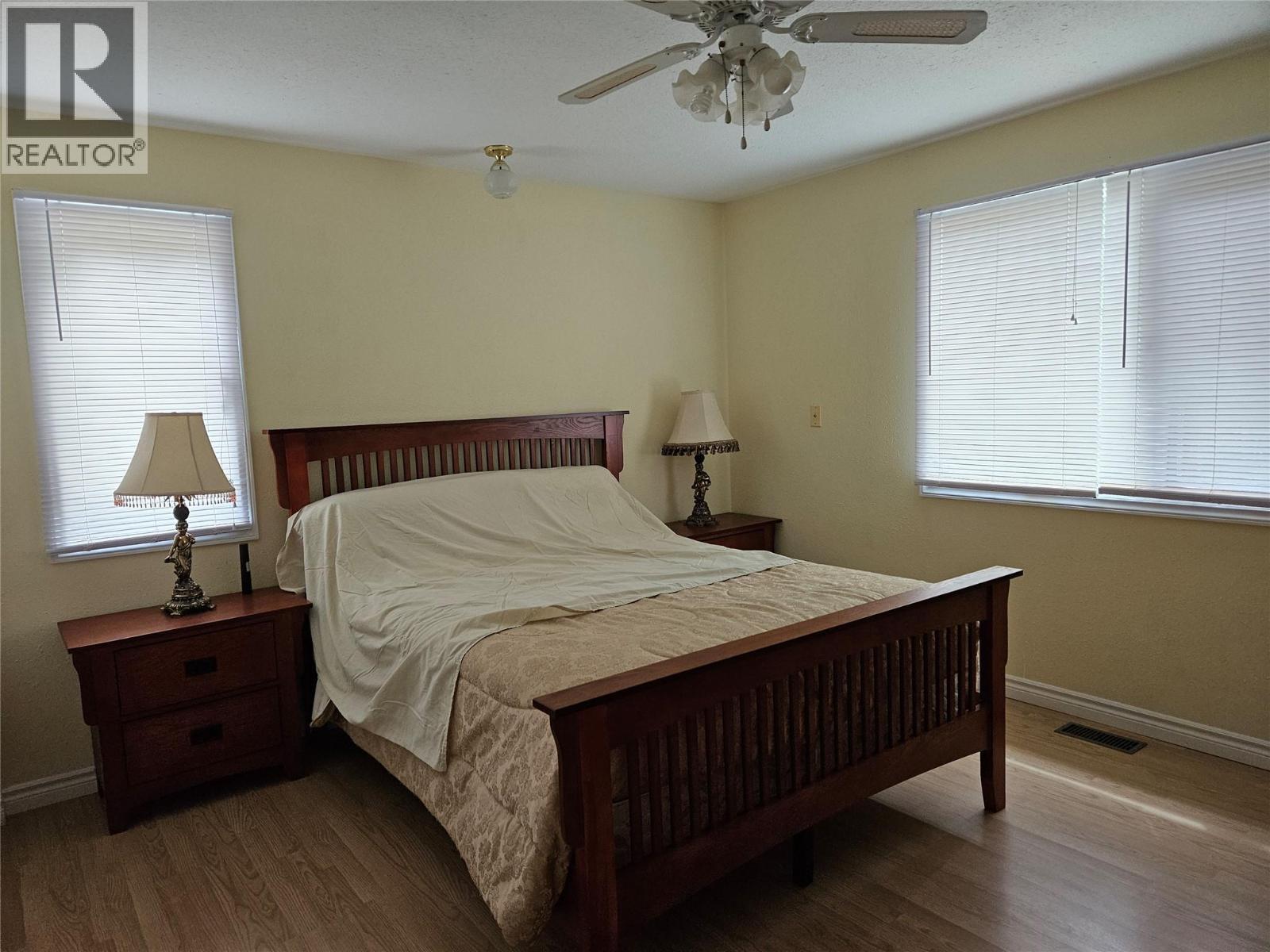 145 Mostyn Road, Arrow Park, BC - Indoor Photo Showing Bedroom
