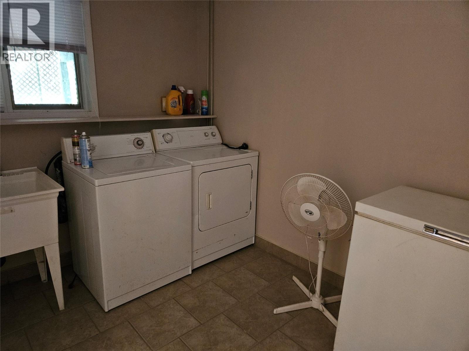 145 Mostyn Road, Arrow Park, BC - Indoor Photo Showing Laundry Room