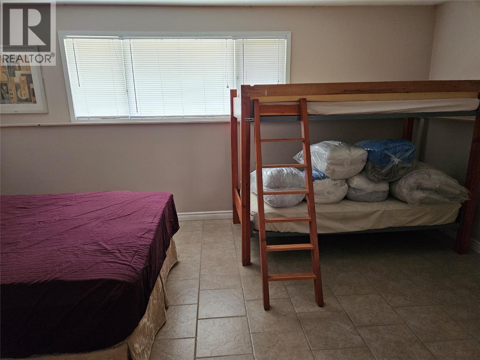 145 Mostyn Road, Arrow Park, BC - Indoor Photo Showing Bedroom