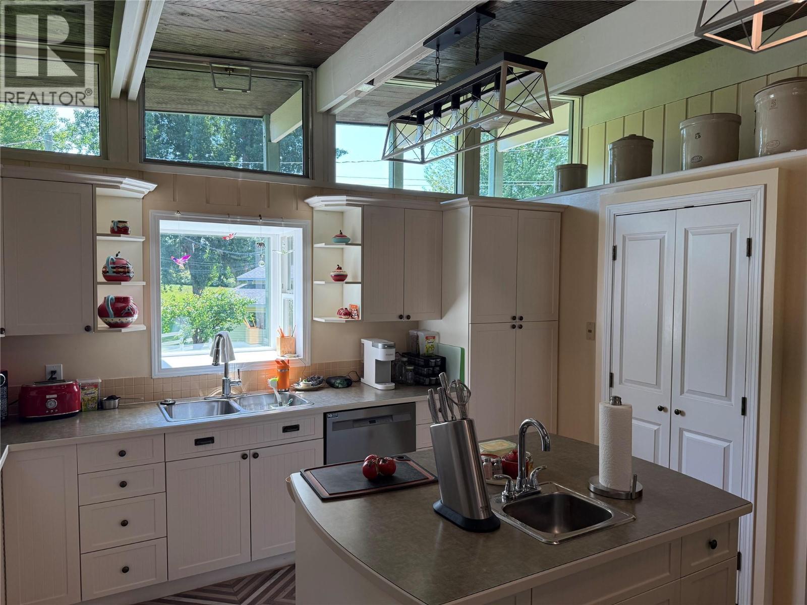 120 Arab Run Road, Kamloops, BC - Indoor Photo Showing Kitchen With Double Sink