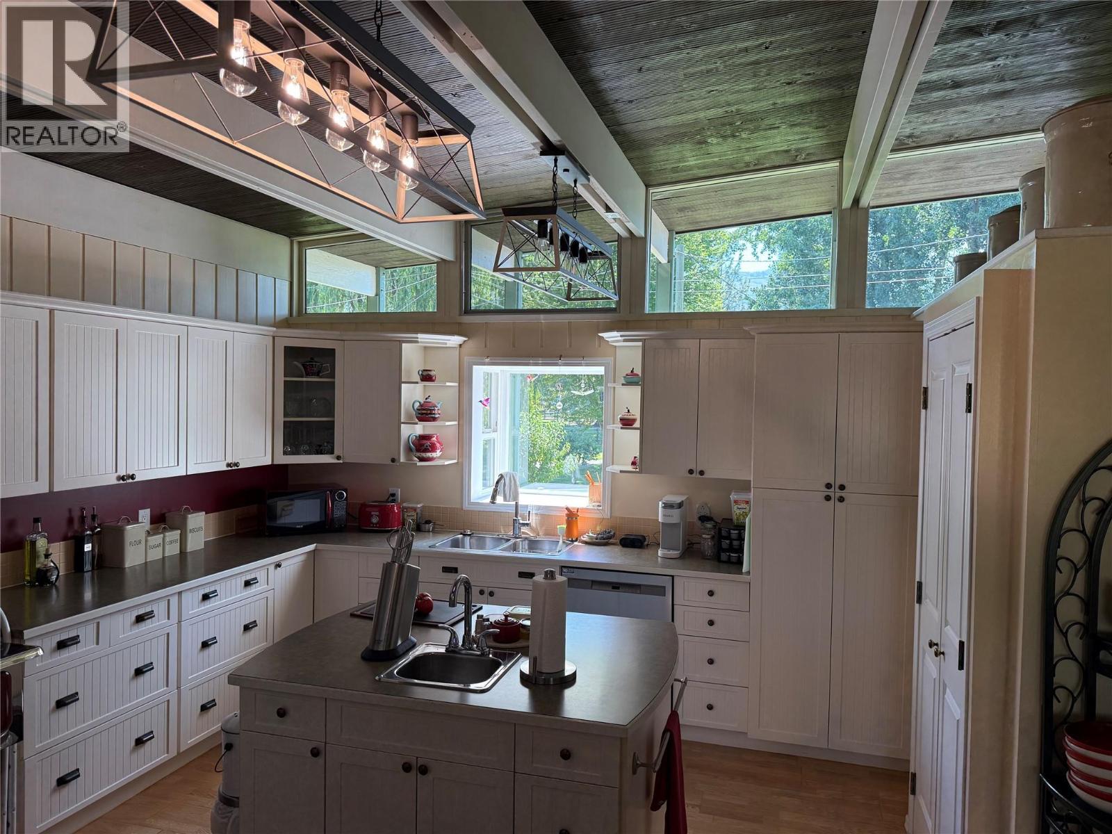 120 Arab Run Road, Kamloops, BC - Indoor Photo Showing Kitchen With Double Sink