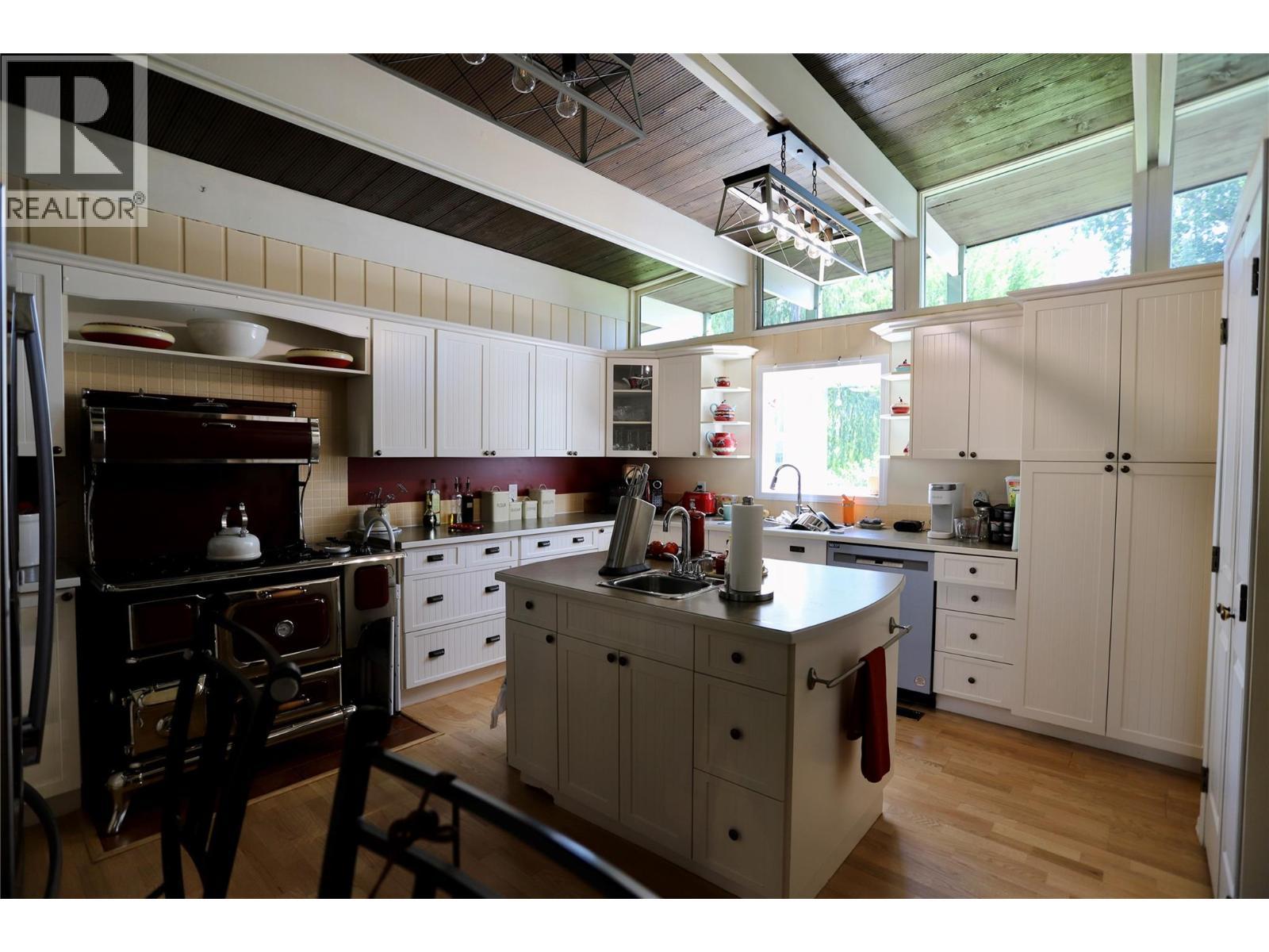 120 Arab Run Road, Kamloops, BC - Indoor Photo Showing Kitchen