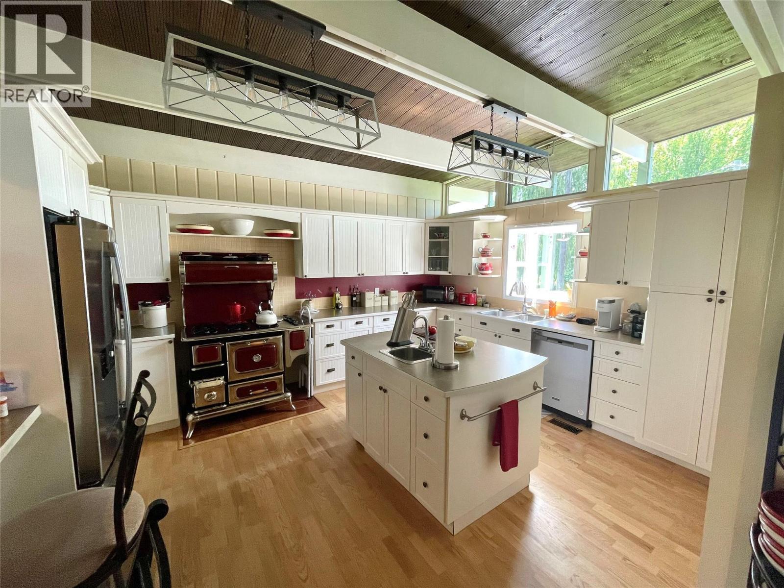120 Arab Run Road, Kamloops, BC - Indoor Photo Showing Kitchen