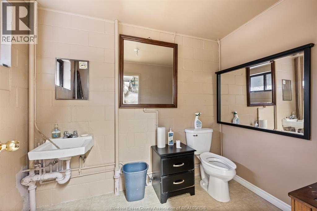 2570 Ouellette Avenue, Windsor, ON