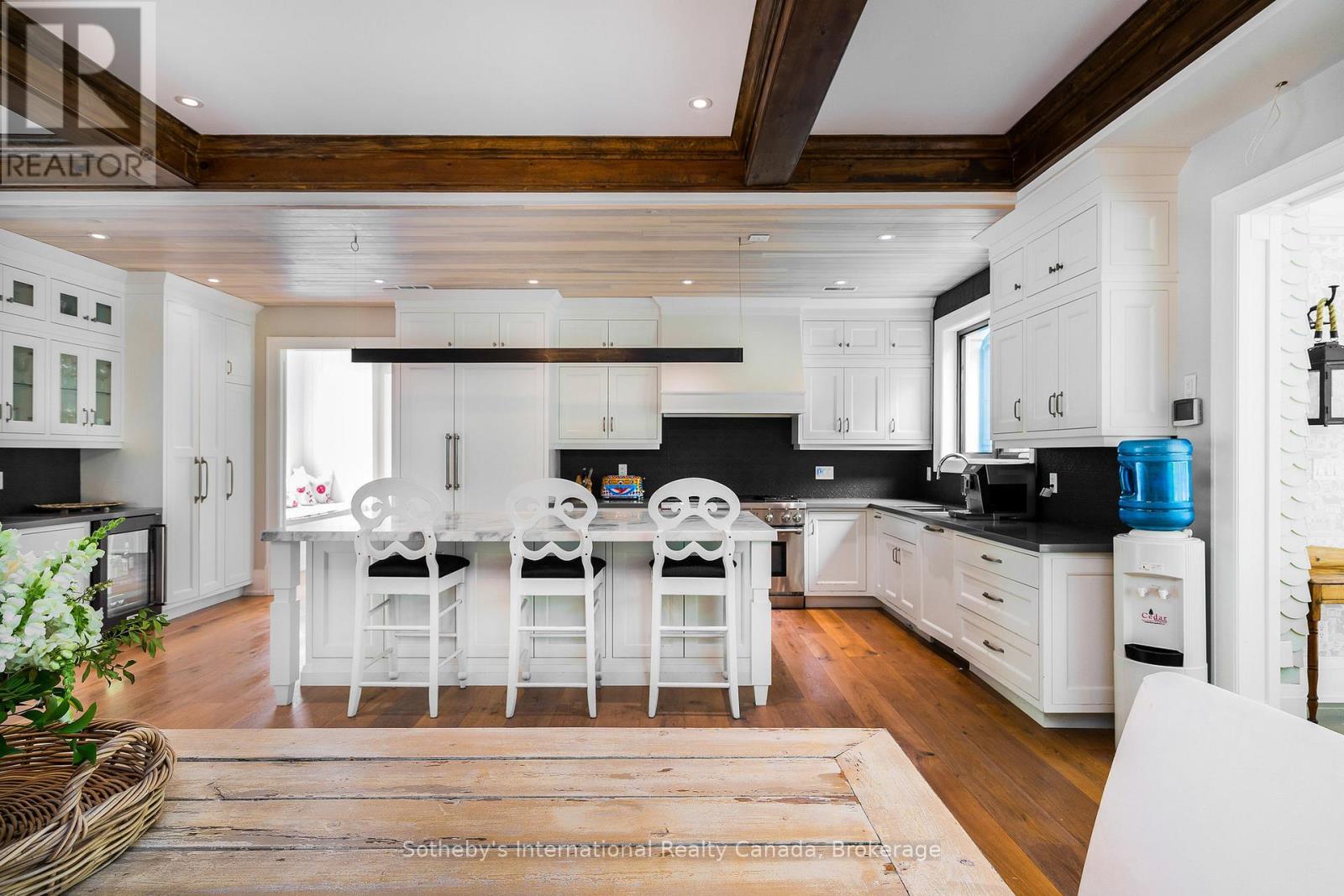 Entertainer's kitchen with high end appliances - 12800 8Th Concession, King (Nobleton), ON