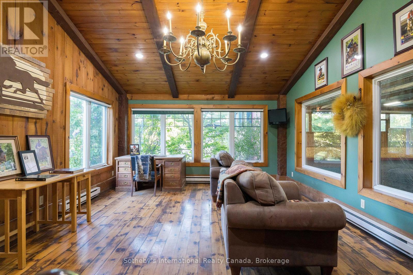 Viewing lounge with sinks, stereo system, hardwood - 12800 8Th Concession, King (Nobleton), ON