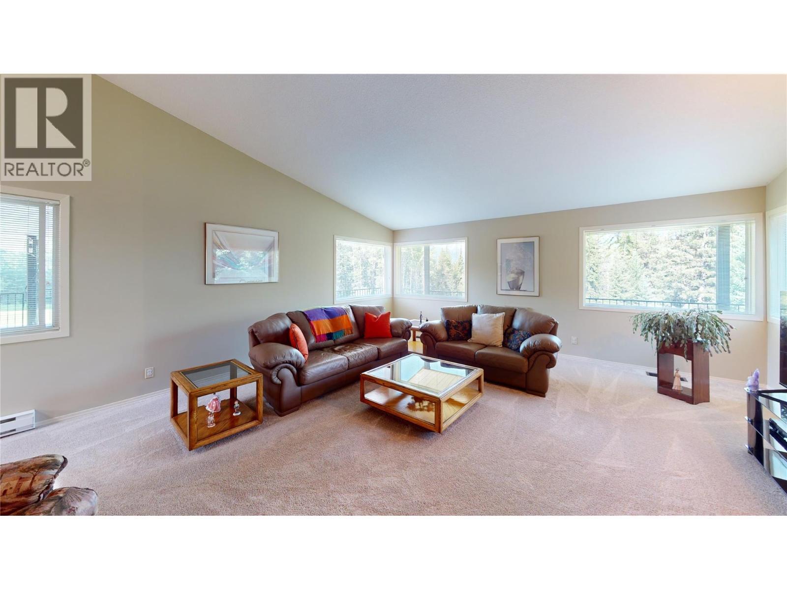 105 Castle Mountain Road, Fernie, BC - Indoor Photo Showing Living Room