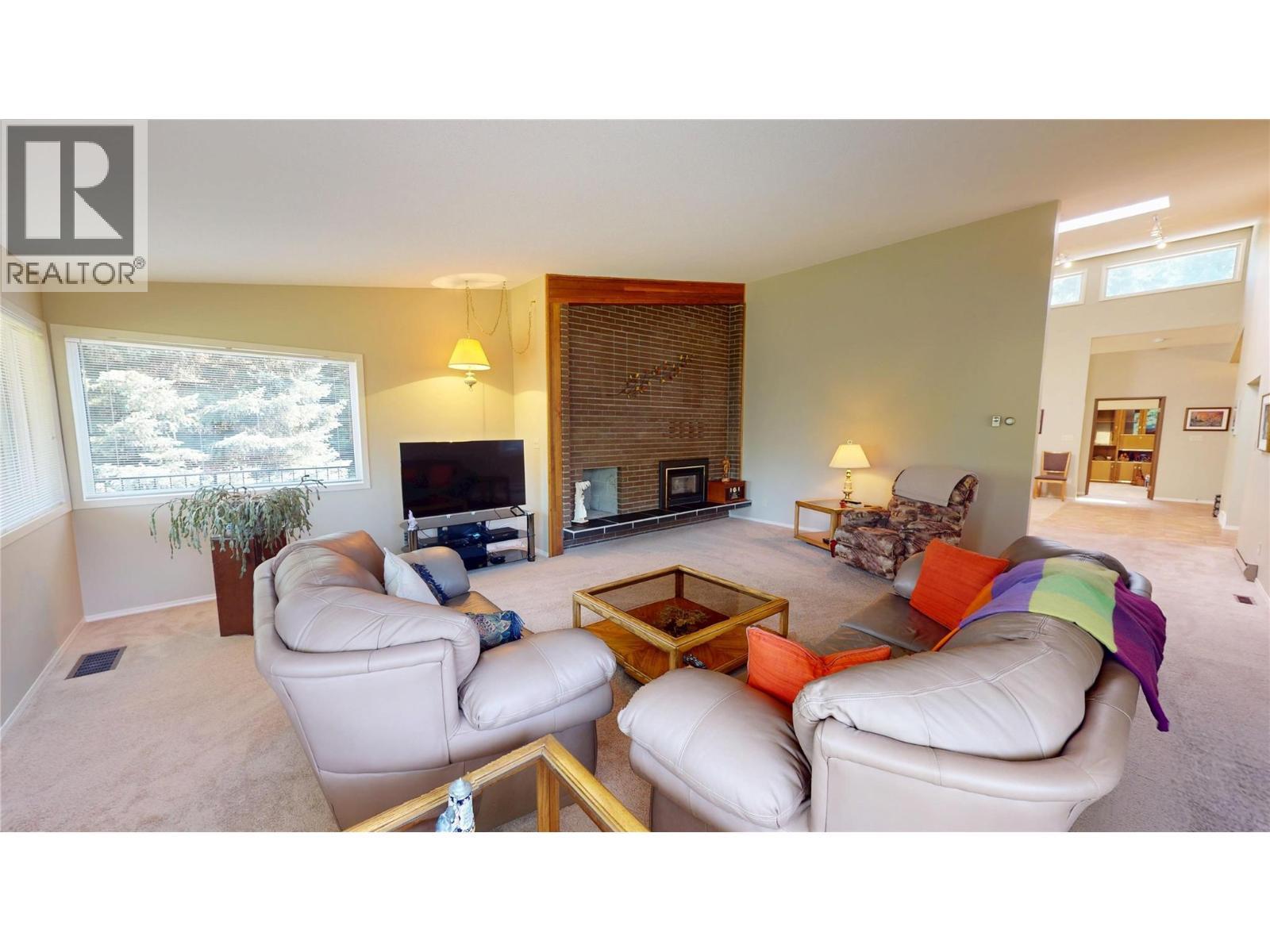 105 Castle Mountain Road, Fernie, BC - Indoor Photo Showing Living Room