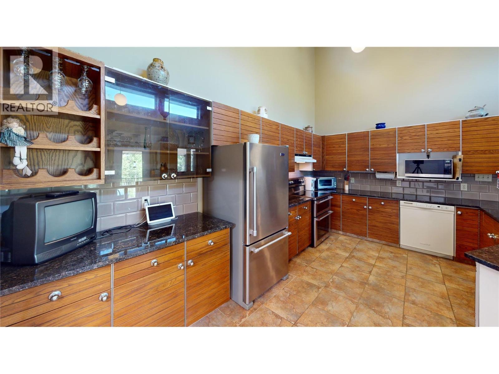 105 Castle Mountain Road, Fernie, BC - Indoor Photo Showing Kitchen