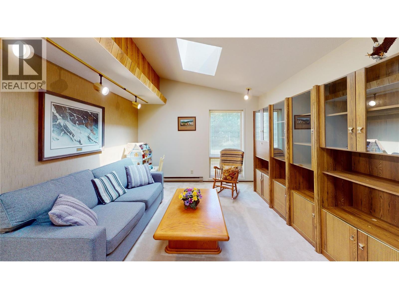 105 Castle Mountain Road, Fernie, BC - Indoor Photo Showing Living Room