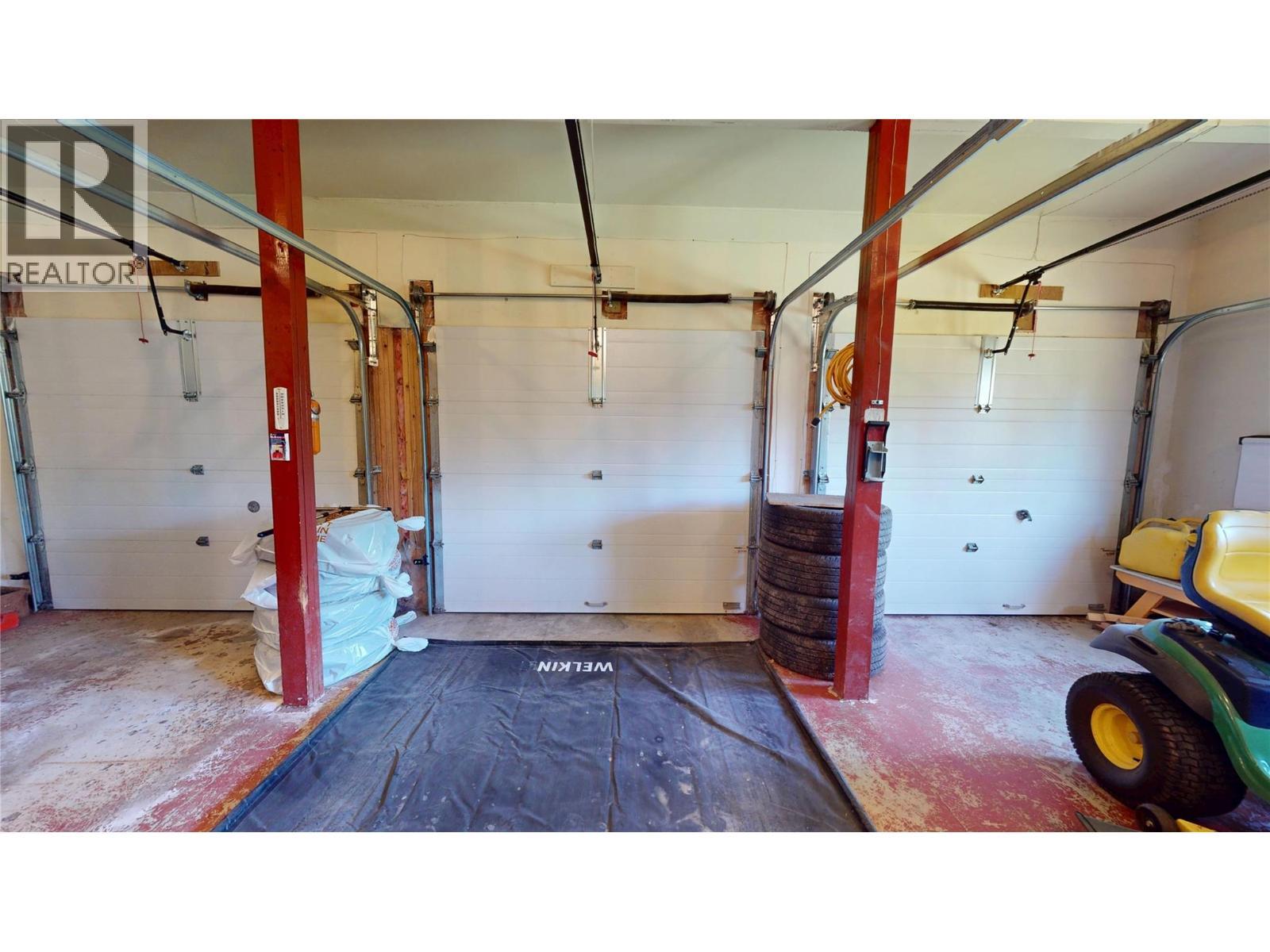 105 Castle Mountain Road, Fernie, BC - Indoor Photo Showing Garage