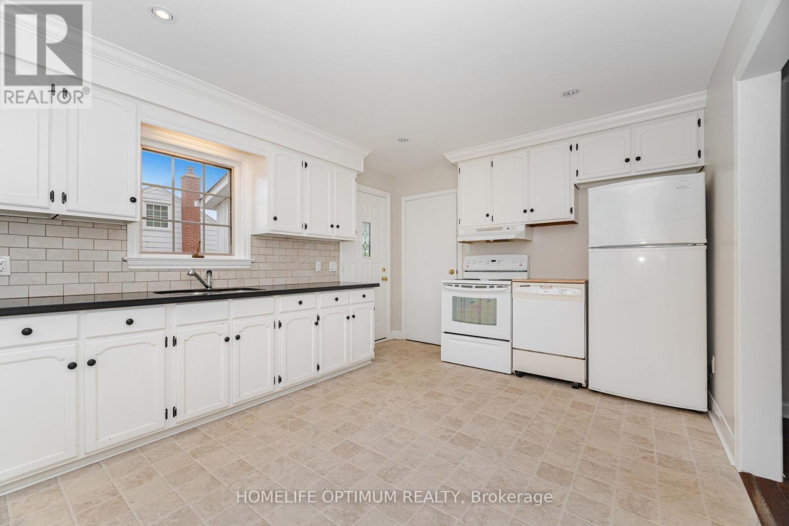 132 Eagle Street, Newmarket, ON - Indoor Photo Showing Kitchen