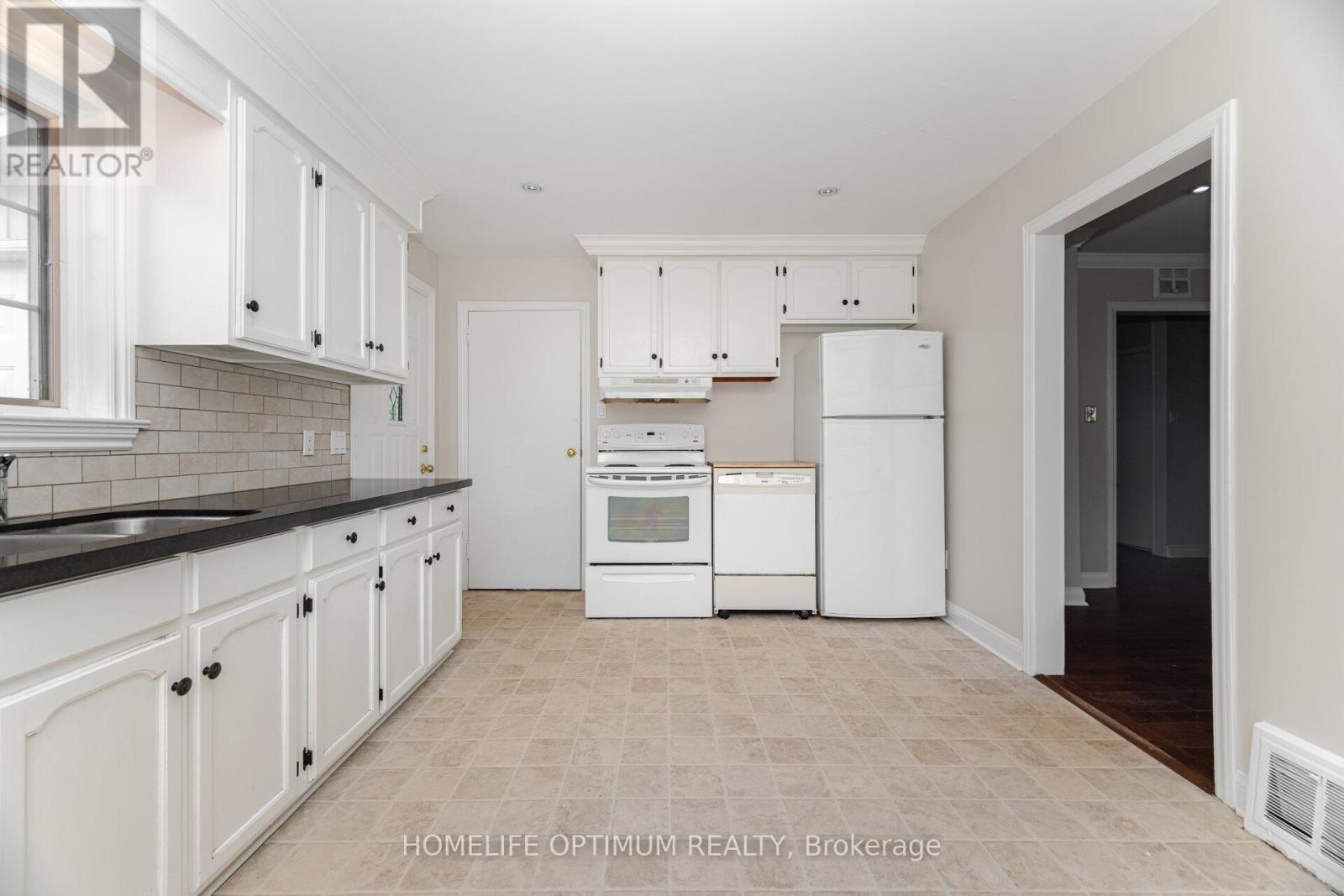 132 Eagle Street, Newmarket, ON - Indoor Photo Showing Kitchen