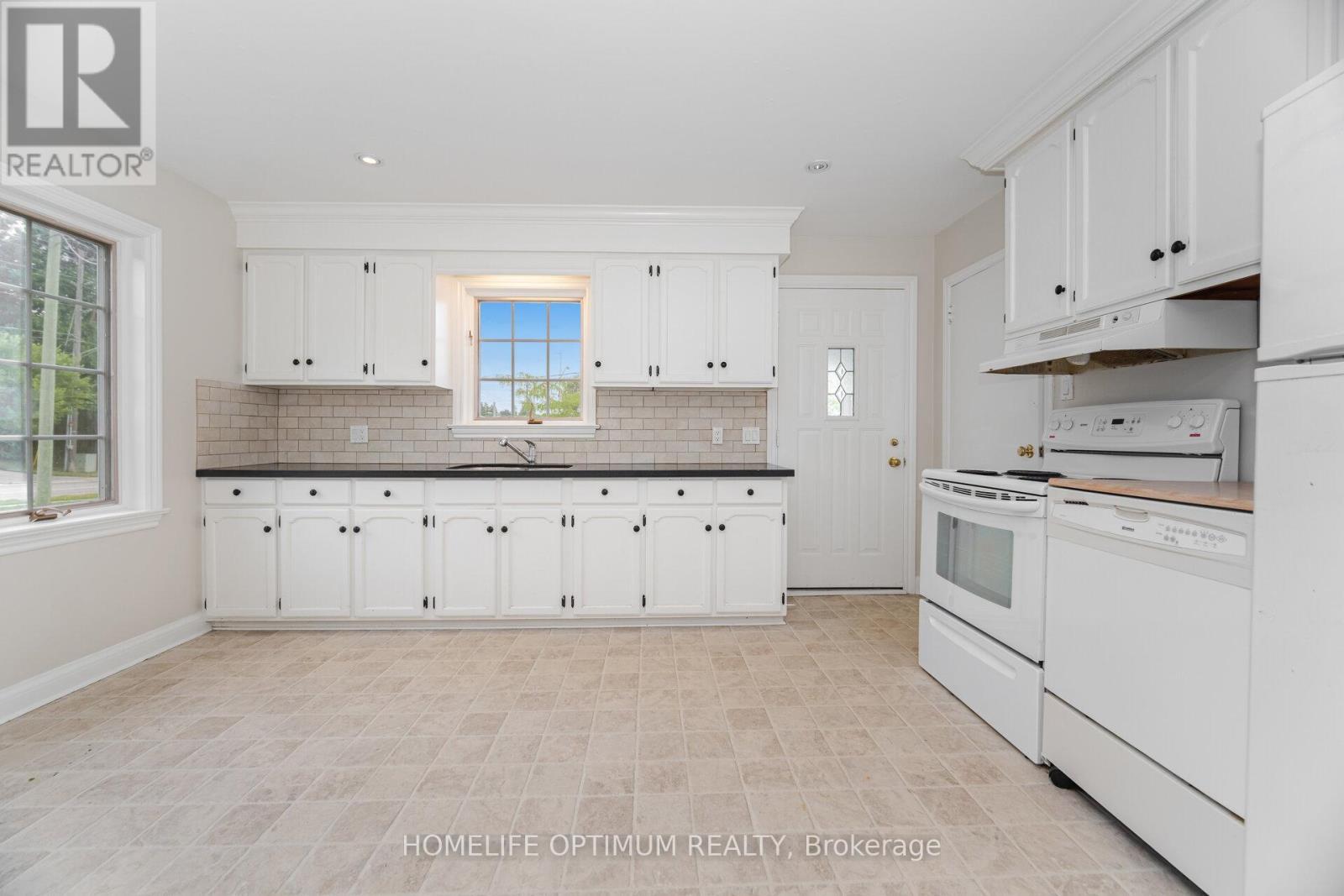 132 Eagle Street, Newmarket, ON - Indoor Photo Showing Kitchen