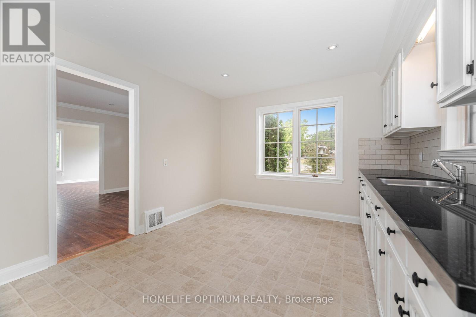 132 Eagle Street, Newmarket, ON - Indoor Photo Showing Kitchen With Double Sink