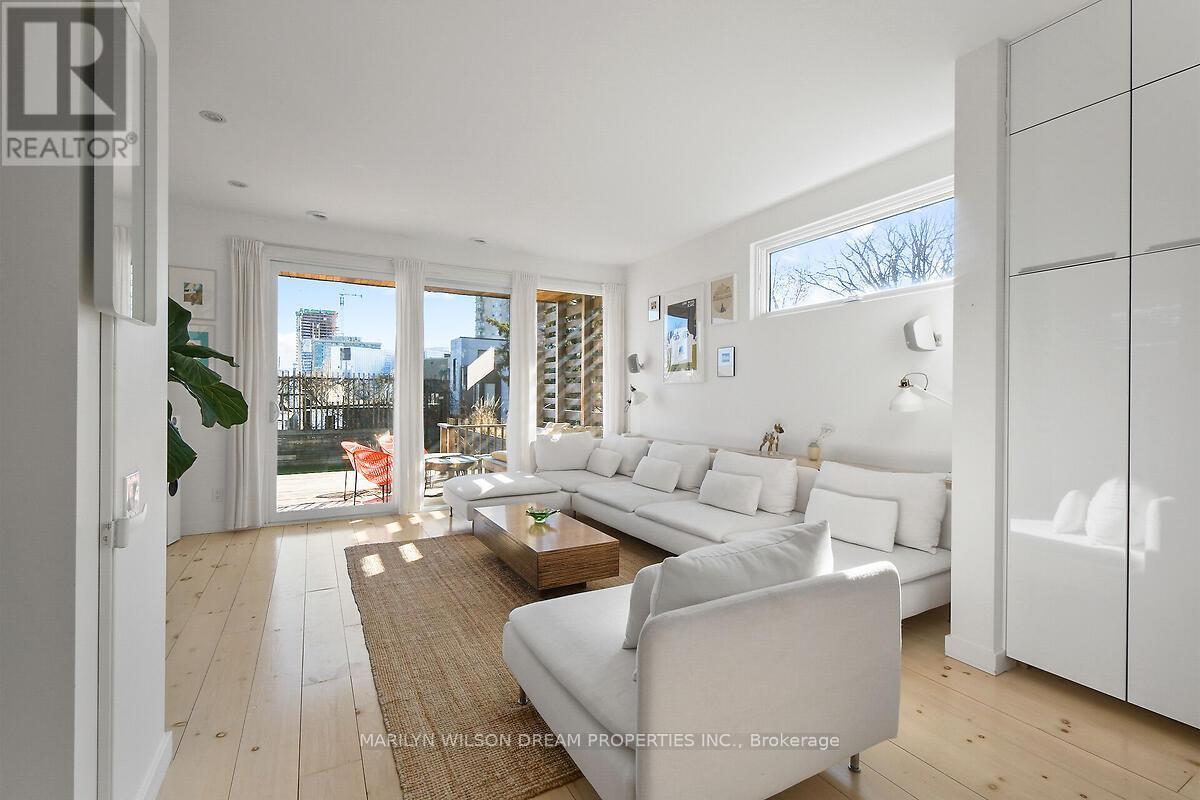 67 Pinhey Street, Ottawa, ON - Indoor Photo Showing Living Room
