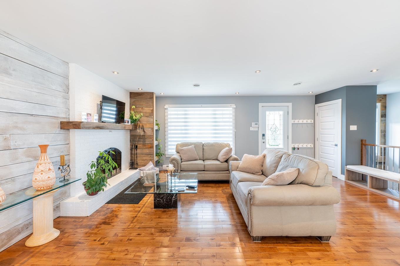 Salon - 65 Rue Picard, L'Épiphanie, QC - Indoor Photo Showing Living Room With Fireplace