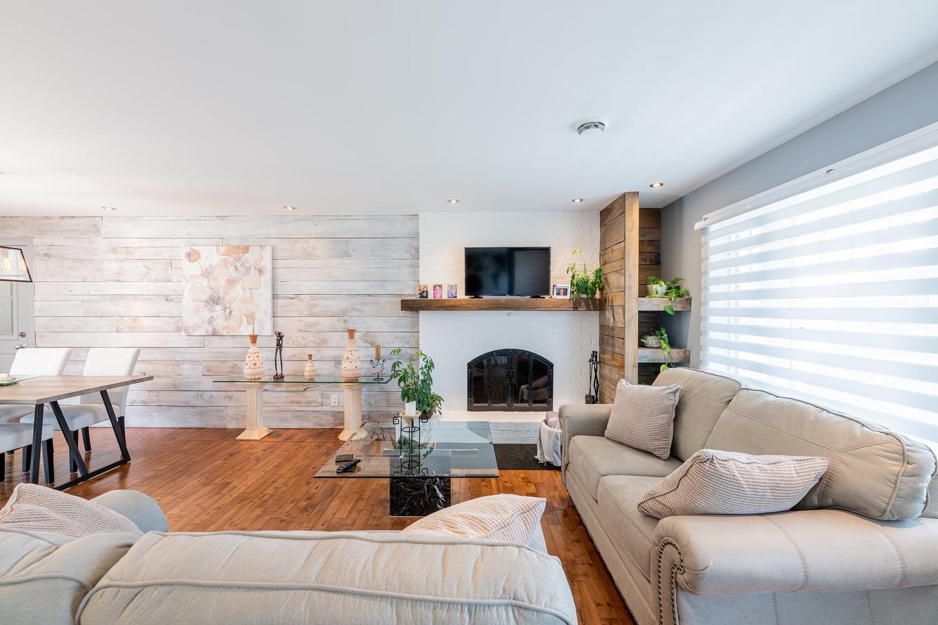 Salon - 65 Rue Picard, L'Épiphanie, QC - Indoor Photo Showing Living Room With Fireplace