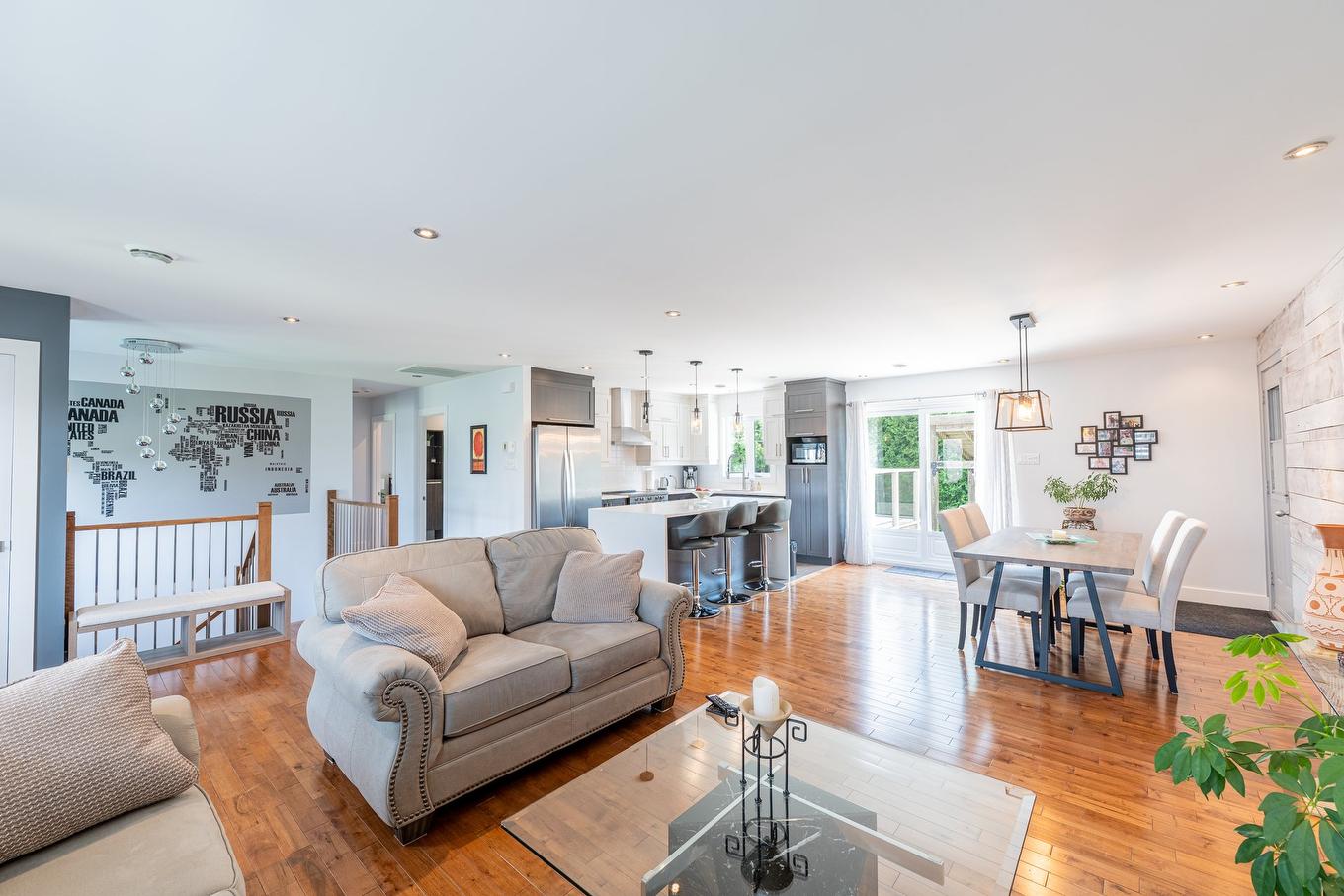 Salon - 65 Rue Picard, L'Épiphanie, QC - Indoor Photo Showing Living Room